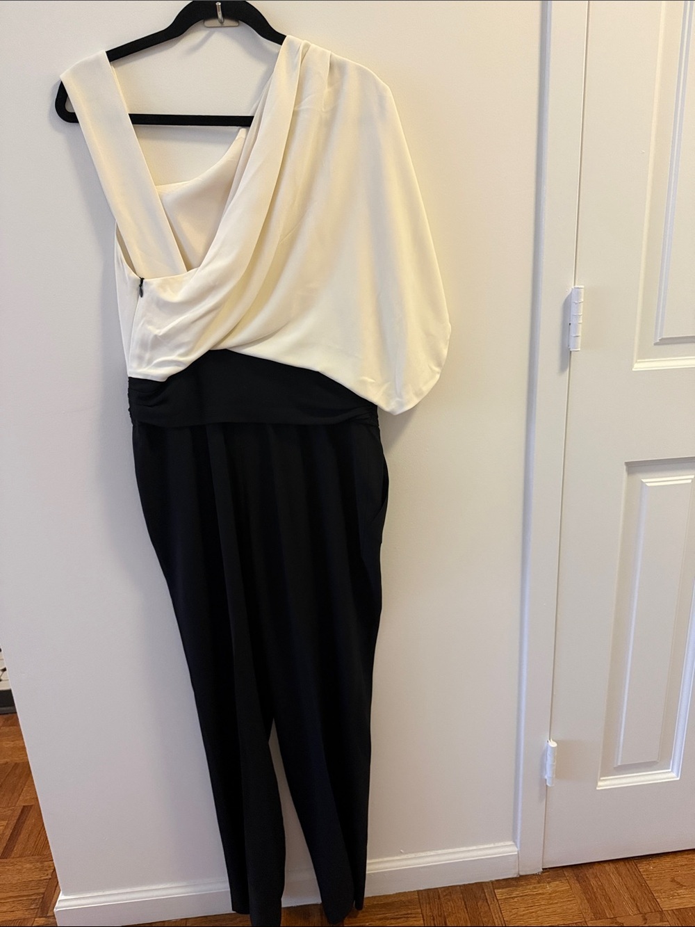 Escada Tellena Color Block Cropped Jumpsuit. Black & Ivory. Size 42 (6). - Picture 4 of 8